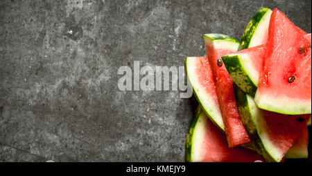 Tranches de melon d'eau fraîche sur la table en pierre. Banque D'Images