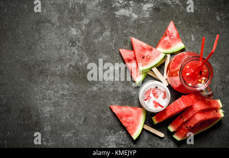 Watermelon smoothies et jus avec pulpe. sur la table de pierre. Banque D'Images