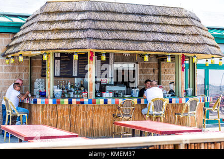 Bronx, USA - 11 juin 2017 : City island restaurant en plein air avec des tables de pique-nique extérieur coin salon et le bar tiki Banque D'Images