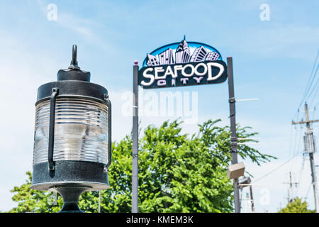 Bronx, USA - 11 juin 2017 : restaurant sign in city île appelée ville de fruits de mer sur le bord de l'eau avec lampe Banque D'Images