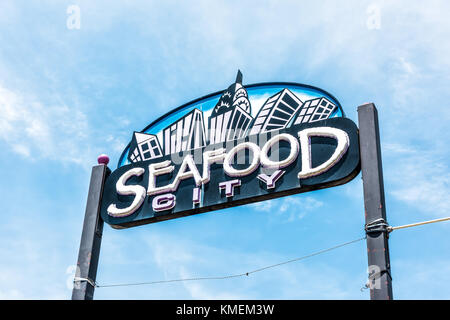 Bronx, USA - 11 juin 2017 : restaurant sign in city île appelée ville de fruits de mer sur le bord de l'eau Banque D'Images