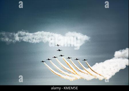 Des flèches rouges de l'équipe de voltige aérienne de la Royal Air Force. L'équipe complète de neuf BAE Hawk Rouge T1As grimper contre le ciel bleu Banque D'Images