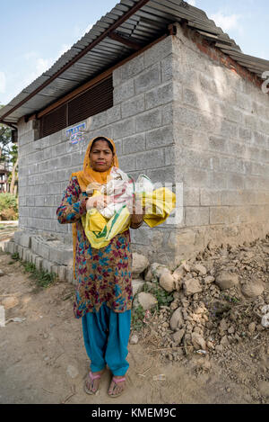 Portrait d'une femme indienne dans un village. Banque D'Images