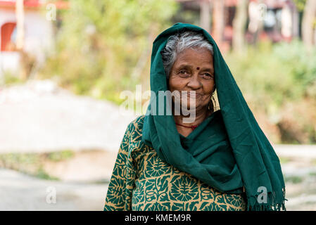 Portrait d'une pauvre femme indienne dans un village. Banque D'Images