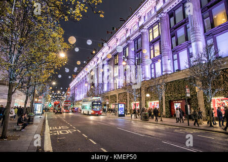 Dans Selfridges Oxford Street At Night London UK Banque D'Images