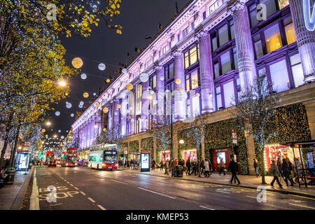 Dans Selfridges Oxford Street At Night London UK Banque D'Images