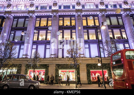 Dans Selfridges Oxford Street At Night London UK Banque D'Images