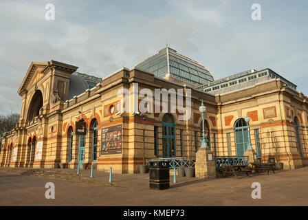 Alexandra Palace, aile ouest. montrant palm court entrée et dôme en verre. Après midi soleil, ciel bleu, les nuages. Le nord de Londres au Royaume-Uni. Banque D'Images