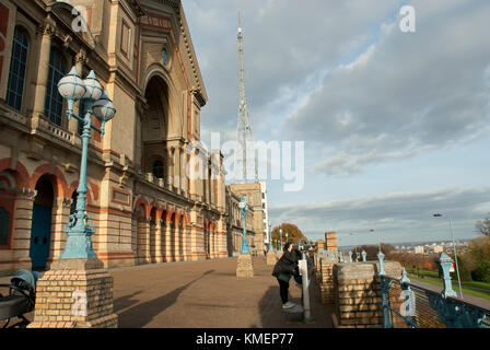 Alexandra Palace avec plat emblématique de l'antenne, mât/ et l'architecture au soleil, ciel bleu, les nuages. haringey, nord de Londres, au Royaume-Uni. Banque D'Images