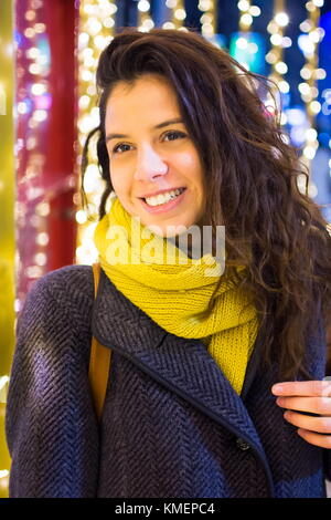 Portrait of a happy girl en environnement lumineux de fête Banque D'Images