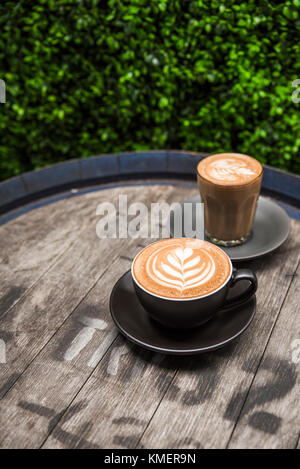 Cappuccino et Latte sur tonneau en bois Banque D'Images