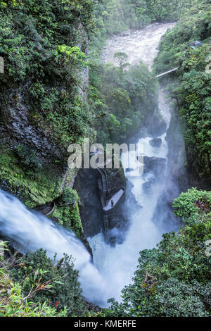 Cascade pailon del diablo dans la forêt tropicale de montagne des Andes Equateur banos.. Banque D'Images