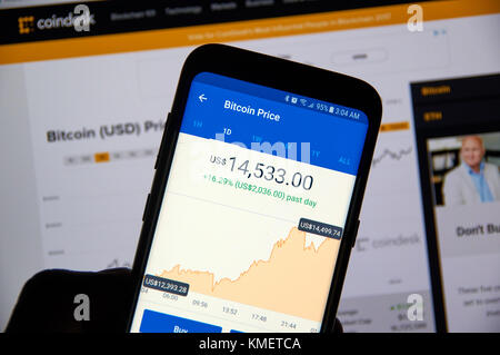 Montréal, Canada - le 7 décembre 2017 : USD prix Bitcoin sur Coinbase android. Coinbase est un courtier d'actifs numériques basé à San Francisco, Cal Banque D'Images
