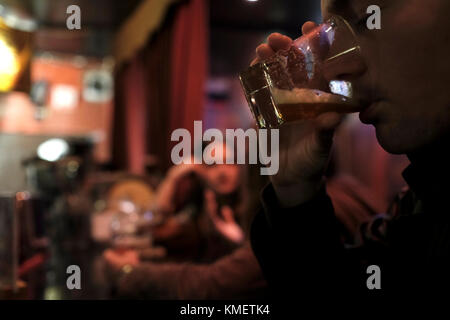 Les jeunes Israéliens de boire une bière au bar à whisky Glen situé dans Shlomziyon Queen Street, Jérusalem Ouest Israël Banque D'Images