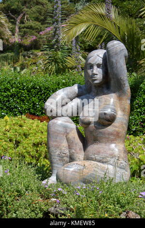 Sculpture de déesse Terre Gaia en jardins de Tresco, Îles Scilly, UK Banque D'Images