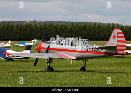 Yakovlev Yak-52 G-YAKF à White Waltham Airfield, Maidenhead, Royaume-Uni Banque D'Images