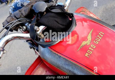 Moto Guzzi vintage motorcycle réservoir de carburant, Florence, Italie Banque D'Images