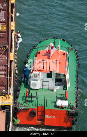 Embarquement des pilotes maritimes navire marchand à Jakarta, Indonésie Banque D'Images