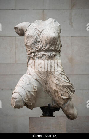 Londres. L'Angleterre. Les sculptures du Parthénon aka marbres d'Elgin. Sculpture d'Iris par Phidias, ca. 438-432 av. J.-C. British Museum Banque D'Images