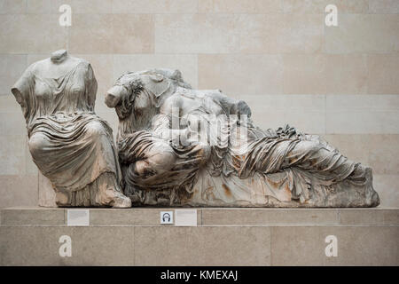 Londres. L'Angleterre. Les sculptures du Parthénon aka marbres d'Elgin. Trois déesses, l-r ; Hestia, dione et d'Aphrodite, par Phidias, British Museum Banque D'Images