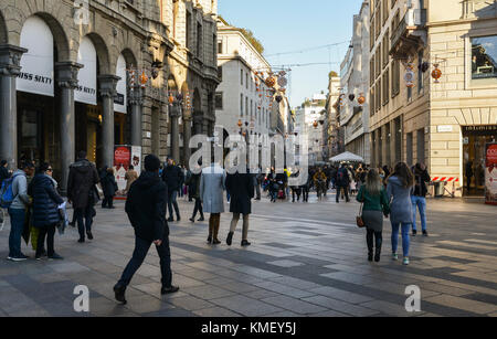 Milan, Italie - 5 déc 2017 Noël : consommateurs dans Corso Vittorio Emanuele II près de Duomo à Milan, Lombardie, Italie Banque D'Images