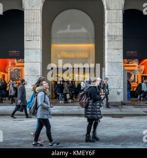 La Rinascente, ce qui signifie que la renaissance est un magasin à Milan, Lombardie, Italie, ici vu durant la période de Noël Banque D'Images