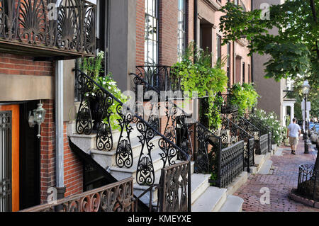 Beacon Hill, Boston. Les maisons en rangée en brique, trottoirs, clôtures en fer forgé, balcons et escaliers de pierre, les jardins urbains, les détails architecturaux Banque D'Images