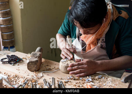 Un homme faisant de la menuiserie lors d'un atelier à l'Institut Norbulingka près de Dharamsala, en Inde. Banque D'Images
