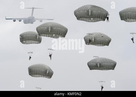 Les soldats de l'armée américaine paratrooper déployer leur parachute après avoir sauté d'un u.s. air force C-17 Globemaster III sur l'aéronef de transport malemute drop zone lors de la constitution d'une base commune d'Elmendorf-richardson 24 août 2017 près d'Anchorage, Alaska. (Photo par alejandro pena par planetpix) Banque D'Images