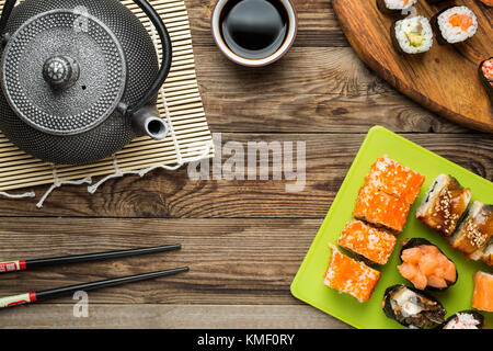 Différents types de rouleaux et de sushis servis sur table en bois Banque D'Images