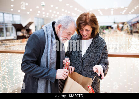 Couple shopping de Noël. Banque D'Images