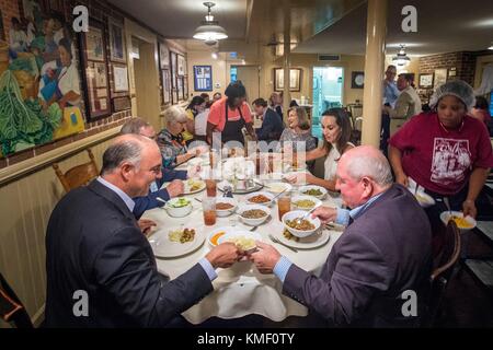 Le secrétaire américain à l'agriculture, Sonny Perdue, le secrétaire mexicain à l'agriculture, au bétail, au développement rural, aux pêches et à l'alimentation, José Calzada Rovirosa, le ministre canadien de l'agriculture et de l'agroalimentaire, Lawrence MacAulay, et leurs épouses disent grâce avant de dîner à la salle à manger de Mme Wilkes le 19 juin 2017 à Savannah, en Géorgie. (Photo de Preston Keres via Planetpix) Banque D'Images
