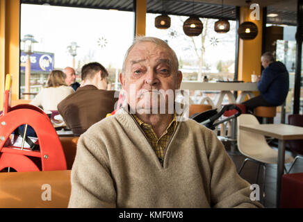 Une triste, fatigué et confus, old English l'homme. Banque D'Images