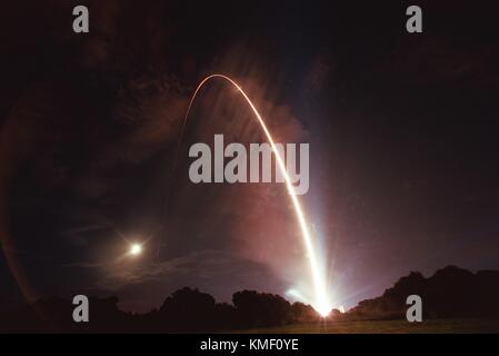 La découverte de la nasa-class noyau tour (contour) sonde spatiale lance sur une fusée Delta II de Boeing depuis la base aérienne de Cap Canaveral le 3 juillet 2002 à Cape Canaveral, Floride. La mission a échoué après que la sonde a déclenché son moteur-fusée solide et plus de contact a été faite. (Photo de la nasa par planetpix) Banque D'Images