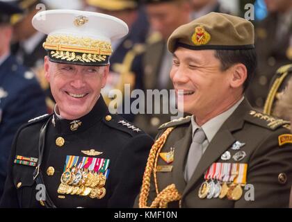 Chefs d'état-major des Etats-Unis le président joseph dunford (à gauche) s'entretient avec le chef d'état-major de l'armée singapourienne perry lim cheng yeow avant une médaille cérémonie offerte par le président singapourien tony tan à l'Istana résidence présidentielle le 2 juin 2017 à Newton, à Singapour. (Photo de po2 dominique a. planetpix pineiro via) Banque D'Images