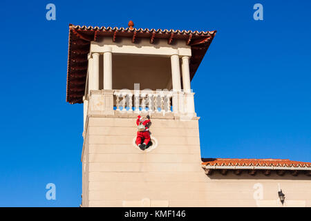 Santa Claus (Papa Noel), grimpant le long du mur. Palma, Majorque, Espagne Banque D'Images