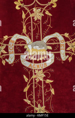 Un catholique du 19e siècle soie chasuble en velours rouge orné de l'Agneau de Dieu en fil or et argent - Ecce Agnus Dei. Banque D'Images