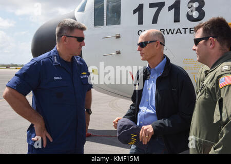 L'atlantique de la US Coast Guard commander Karl Schultz (à gauche) s'entretient avec les États-Unis florida governor Rick Scott avant qu'une conférence de presse sur les conséquences de l'ouragan irma à la Coast Guard Air Station miami Le 11 septembre, 2017 à Yonkers, New York. (Photo de po1 mark barney via planetpix) Banque D'Images