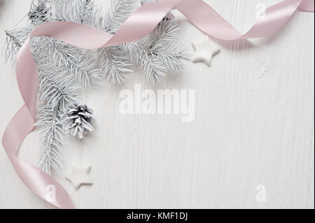 Cône de l'arbre de Noël maquette et ruban rose, flatlay on a white background, avec place pour votre texte Banque D'Images