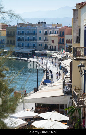 Une promenade le long de la jetée de la ville portuaire de la Canée. Beaucoup de touristes à pied le long de la promenade. Banque D'Images