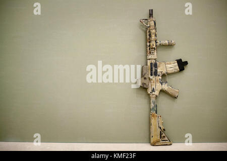 Fusil d'assaut, peint en couleur sable sur un fond vert. airsoft. Banque D'Images