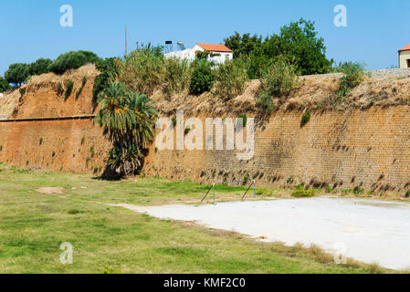 Mur de briques le long de la route. à l'avenir. Banque D'Images