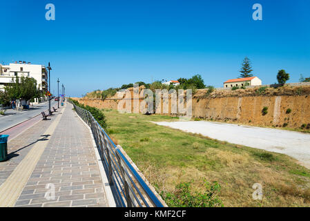 Mur de briques le long de la route. à l'avenir. Banque D'Images