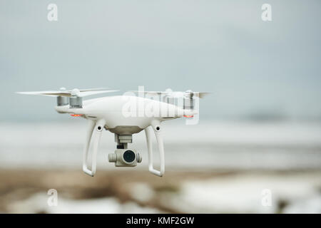 Minsk, Biélorussie - 3 décembre 2017 : DJI Phantom 4 pro drone voler au ciel gris de l'hiver dans la hauteur basse Banque D'Images