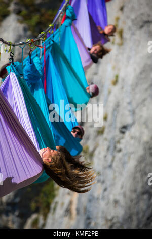 Vue latérale des personnes se trouvant dans des hamacs au-dessus des montagnes, Tijesno Canyon, Banja Luka, Bosnie-Herzégovine Banque D'Images
