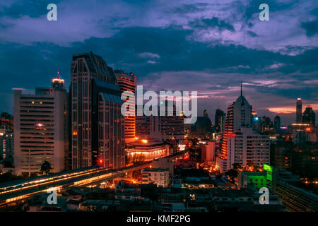 Vue aérienne de la Sukhumvit road dans le district de lumière du soir, Bangkok, Thaïlande Banque D'Images