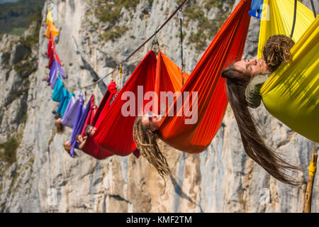 Vue latérale des personnes se trouvant dans des hamacs au-dessus des montagnes, Tijesno Canyon, Banja Luka, Bosnie-Herzégovine Banque D'Images