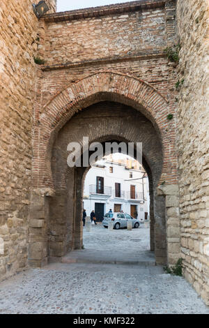 L'ancienne passerelle dans les murs de la ville, la Puerta de Almocabar, arc en fer à cheval, Ronda, Andalousie, espagne. Banque D'Images