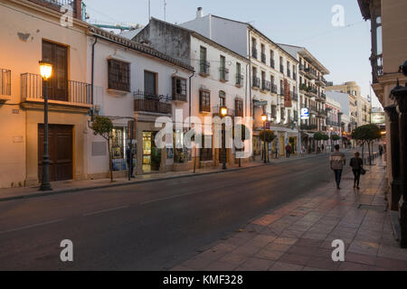 Vue sur la rue de la Calle Virgen de la paz, village blanc de Ronda at nigh, Malaga, Andalousie, Espagne Banque D'Images