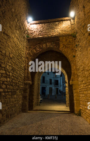 L'ancienne passerelle dans les murs de la ville, la Puerta de Almocabar, arc en fer à cheval, Ronda, Andalousie, espagne. Banque D'Images